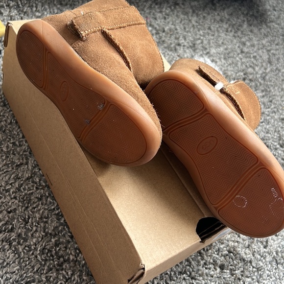 Slightly used toddler Ugg boots size 7c - Picture 7 of 8